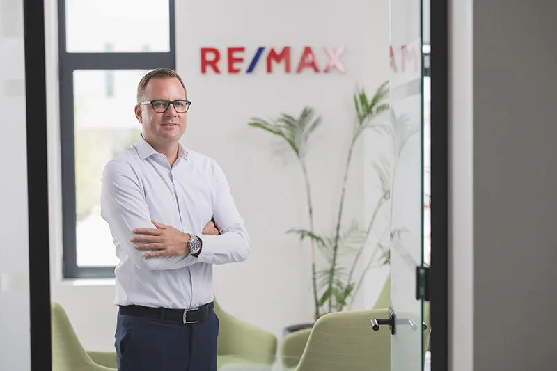 Niek, Broker-Owner of RE/MAX Aruba and Team DMM, in the office