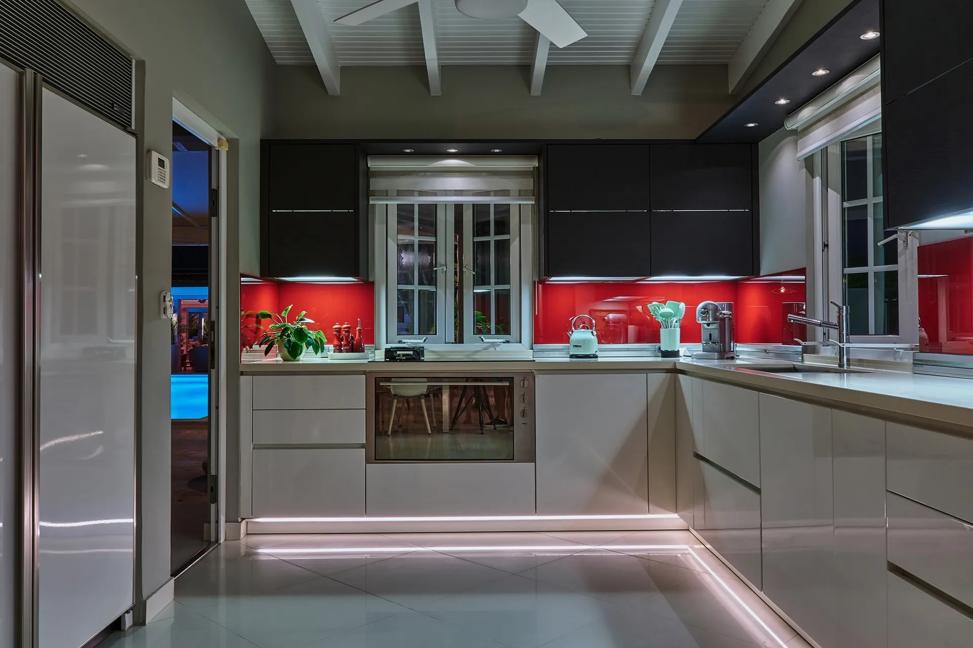 Luxury Oranjestad Villa, photo 12 of 65