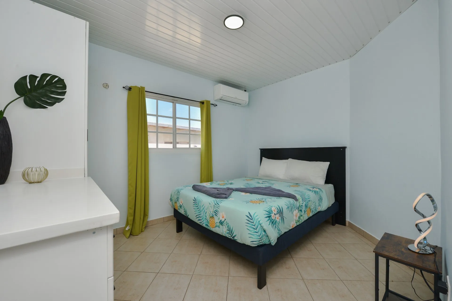 Monserat 18-F, photo 16 of 40